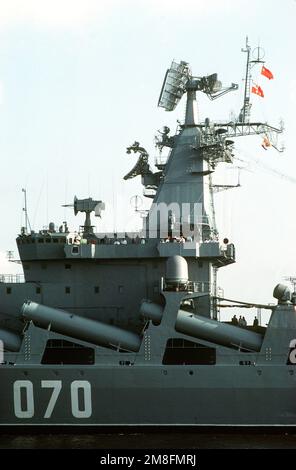 Une vue de côté bâbord de l'amidship soviétique de missile guidé MARÉCHAL USTINOV, montrant le radar de recherche air/surface Top Steer du navire en haut à droite et ses radars de contrôle d'incendie de porte avant et de Kite Screech au centre et en bas à gauche, respectivement. Le MARÉCHAL USTINOV arrive à la station navale avec deux autres navires de la flotte soviétique du Nord pour une visite de bonne volonté de quatre jours. Base: Naval Station, Mayport État: Floride(FL) pays: Etats-Unis d'Amérique (USA) Banque D'Images