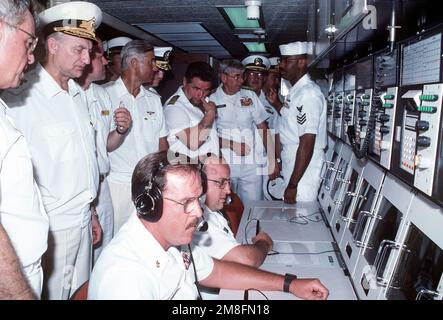 L'ADM Feliks N. Gromov, deuxième de gauche, commandant de la flotte soviétique du Nord, écoute tandis QUE VADM Michael P. Kalleres, à gauche, commandant de la deuxième flotte des États-Unis, explique un point lorsqu'ils font le tour d'une installation d'entraînement. La visite se déroule au cours d'une visite de bonne volonté de quatre jours à Mayport par trois navires de la flotte soviétique du Nord. Le sous-ministre Philip F. Duffy, commandant du Commandement de l'entraînement de la flotte de l'Atlantique des États-Unis, est le deuxième à partir de la droite. Base: Naval Station, Mayport État: Floride(FL) pays: Etats-Unis d'Amérique (USA) Banque D'Images