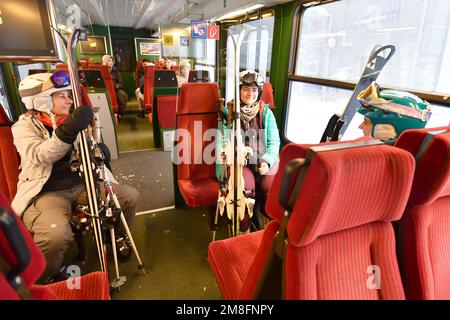 Genève. 12th janvier 2023. Les skieurs prennent un train pour descendre la montagne Jungfrau en Suisse, le 12 janvier 2023. Le site pittoresque et la station de sports d'hiver, Jungfrau en Suisse, s'attend à attirer plus de touristes chinois et de fans de sports dans un avenir proche. Avec l'optimisation récente par la Chine de sa réponse COVID-19 et la restauration progressive des voyages des citoyens chinois à l'étranger, Jungfrau s'est préparé à une poussée des touristes chinois cette saison de ski. POUR ALLER AVEC la Jungfrau de Switzerland attend plus de touristes chinois crédit: Lian Yi/Xinhua/Alay Live News Banque D'Images