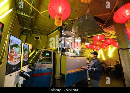 (230114) -- GENÈVE, le 14 janvier 2023 (Xinhua) -- cette photo prise le 12 janvier 2023 montre le King Noodle Bar récemment ouvert au terminal Grindelwald, un nouveau centre de transport pour les trois montagnes de la région de ski de Jungfrau, en Suisse. Le site pittoresque et la station de sports d'hiver, Jungfrau en Suisse, s'attend à attirer plus de touristes chinois et de fans de sports dans un avenir proche. Avec l'optimisation récente par la Chine de sa réponse COVID-19 et la restauration progressive des voyages des citoyens chinois à l'étranger, Jungfrau s'est préparé à une poussée des touristes chinois cette saison de ski. POUR ALLER AVEC « SW Banque D'Images