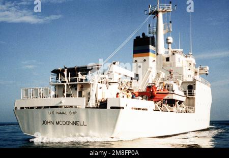 Un quart à tribord du navire d'arpentage USNS JOHN MCDONNELL (T-AGS-51) du Commandement du transport maritime militaire est en cours de marche à l'envers pendant les essais en mer. Pays: Golfe du Mexique Banque D'Images