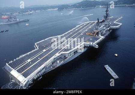 L'équipage du porte-avions USS MIDWAY (CV-41) porte les rails alors que le navire quitte Yokosuka pour la dernière fois. Le MIDWAY, qui est basé au Japon depuis 1973, sera remplacé par le porte-avions USS INDEPENDENCE (CV-62) comme porte-avions de la Marine. Le croiseur de missile guidé USS MOBILE BAY (CG 53) comme en haut à gauche. Base : Station navale, Yokosuka pays : Japon (JPN) Banque D'Images