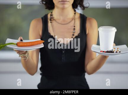 Se priver de nourriture. une jeune femme souffrant d'anorexie utilisant des suppresseurs d'appétit pour manger moins. Banque D'Images