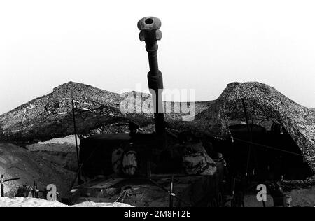 Les Marines du 5th Bataillon, 11th Marines, effectuent des exercices d'armes à feu avec leur obusier M-109A1 automoteur 155mm pendant l'opération Desert Shield. Objet opération/série : BOUCLIER DU DÉSERT pays : Arabie saoudite (SAU) Banque D'Images