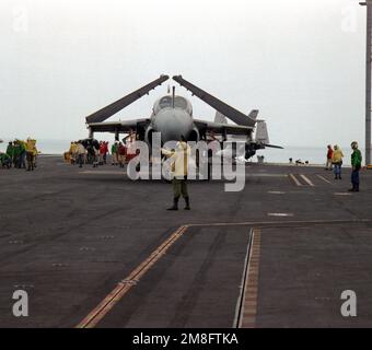 Un membre de l'équipage de la plate-forme de vol signale au pilote d'un avion Intruder A-6E que l'avion est positionné sur la plate-forme de vol du porte-avions USS KITTY HAWK (CVB-63). Pays: Océan Atlantique (AOC) Banque D'Images