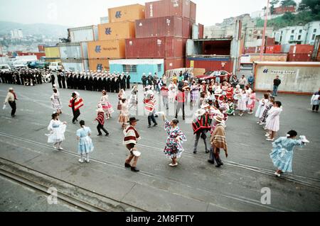 Des marins chiliens et un groupe de la marine se tiennent à côté des danseurs locaux divertir les Etats-Unis Personnel de la Marine à leur arrivée au port. Plusieurs navires américains sont à Valparaiso dans le cadre de l'Unitas XXXII, un exercice combiné impliquant les forces navales des États-Unis et neuf nations sud-américaines. Sujet opération/série: UNITAS XXXII base: Valparaiso pays: Chili(CHL) Banque D'Images