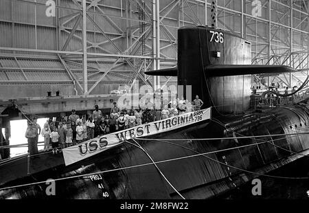 Les élèves de quatrième et cinquième année de l'école élémentaire Matilda Harris posent pour une photographie sur le pont avec les membres de l'équipage de l'or du sous-marin de missiles stratégiques à propulsion nucléaire USS WEST VIRGINIA (SSBN 734). Les élèves sont traités pour une visite du bateau d'une heure. Base: Base navale sous-marine, Kings Bay État: Géorgie(GA) pays: Etats-Unis d'Amérique (USA) Banque D'Images