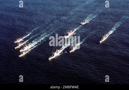 Le destroyer USS O'BANNON (DD 987) dirige les navires de la marine américaine et chilienne qui participent à Unitas XXXII, un exercice combiné pour faire volter les forces navales des États-Unis et de neuf nations sud-américaines. Au port de O'BANNON se trouvent la frégate chilienne CONDELL (06) et le destroyer à missiles guidés USS DAHLGREN (DDG 43); à tribord, le destroyer chilien ALMIRANTE RIVEROS (18), la frégate à missiles guidés USS AYLWIN (FF 1081), la frégate chilienne LYNCH (07) et le navire d'entraînement chilien Uribe (29); À l'arrière, le navire-citerne USS BARNSTABLE COUNTY (LST 1197) et le navire-citerne chilien MAIPO (9 Banque D'Images