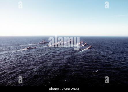 Le destroyer USS O'BANNON (DD 987) dirige les navires de la marine américaine et chilienne qui participent à Unitas XXXII, un exercice combiné pour faire volter les forces navales des États-Unis et de neuf nations sud-américaines. Au port de O'BANNON se trouvent la frégate chilienne CONDELL (06) et le destroyer à missiles guidés USS DAHLGREN (DDG 43); à tribord, le destroyer chilien ALMIRANTE RIVEROS (18), la frégate à missiles guidés USS AYLWIN (FF 1081), la frégate chilienne LYNCH (07) et le navire d'entraînement chilien Uribe (29); À l'arrière, le navire-citerne USS BARNSTABLE COUNTY (LST 1197) et le navire-citerne chilien MAIPO (9 Banque D'Images