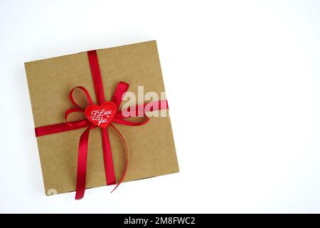 Boîte cadeau vintage emballée avec noeud en ruban rouge, isolée sur blanc Banque D'Images