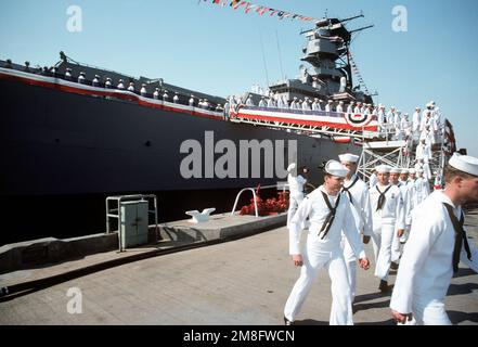 Les membres de l'équipage débarquent du cuirassé USS WISCONSIN (BB-64) pour la dernière fois au cours de la cérémonie de désaffectation du navire. Base: Naval Air Station, Norfolk État: Virginia(va) pays: Etats-Unis d'Amérique (USA) Banque D'Images