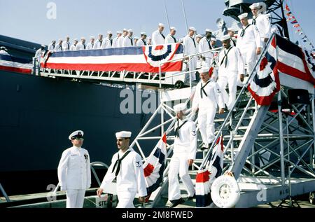 Les membres de l'équipage déposent l'échelle d'hébergement lorsqu'ils débarquent du cuirassé USS WISCONSIN (BB-64) pendant la cérémonie de désaffectation du navire. La cérémonie marque la fin de la troisième période en commission DU WISCONSIN, qui a commencé sur 22 octobre 1988. Base: Naval Air Station, Norfolk État: Virginia(va) pays: Etats-Unis d'Amérique (USA) Banque D'Images