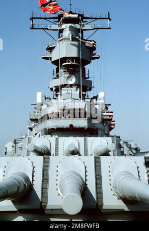 Vue de deux tourelles de canons Mark de calibre 7 16 pouces/50 et de la superstructure à bord du cuirassé USS WISCONSIN (BB-64) lors de la cérémonie de désaffectation du navire. La cérémonie marque la fin de la troisième période en commission DU WISCONSIN, qui a commencé sur 22 octobre 1988. Base: Naval Air Station, Norfolk État: Virginia(va) pays: Etats-Unis d'Amérique (USA) Banque D'Images