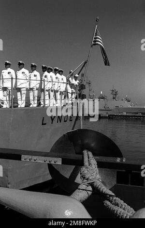 Les officiers sont à l'attention de la poupe du destroyer de missile guidé USS LYNDE MCCORMICK (DDG-8) tandis que les membres de l'équipage se préparent à frapper les couleurs lors du déclassement du navire. Trois destroyers de missiles guidés, l'USS ROBISON (DDG-12), l'USS BUCHANAN (DDG-14) et le LYNDE MCCORMICK, sont mis hors service lors d'une cérémonie combinée. Base : Naval Air Station, San Diego État : Californie (CA) pays : États-Unis d'Amérique (USA) Banque D'Images