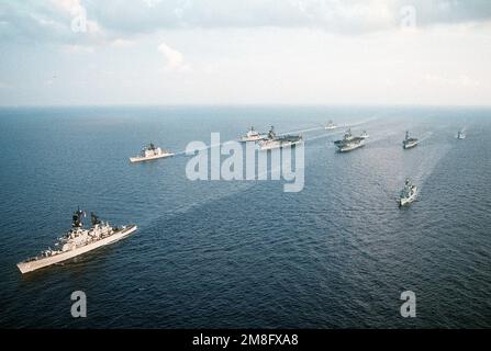 Le croiseur de missiles guidé USS BELKNAP (CG-26), en bas à gauche, vole à l'avant du groupe de combat assemblé pour l'exercice OTAN Display Determination '91. Derrière le BELKNAP se trouve le croiseur de missiles guidé USS YORKTOWN (CG-48), en haut à gauche. Dans le troisième rang sont, de gauche à droite: Le porte-avions léger britannique HMS INVINCIBLE (R-05), le porte-avions USS FORRESTAL (CV-59), le navire d'assaut amphibie USS WASP (LHD-1) et le porte-avions espagnol PRINCIPE DE ASTURIAS (R-11). Opération/série du sujet : AFFICHER LA DÉTERMINATION '91 pays : Méditerranée (MED) Banque D'Images