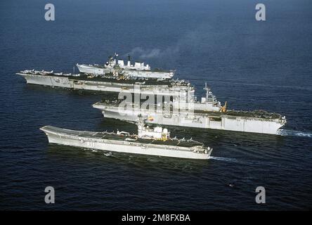 Quatre navires de trois nations naviguent ensemble pendant l'exercice de l'OTAN Display Determination '91. Les navires sont, d'avant en arrière, le porte-avions espagnol PRINCIPE DE ASTURIAS (R-11), le navire d'assaut amphibie USS WASP (LHD-1), le porte-avions USS FORRESTAL (CV-59) et le porte-avions britannique HMS INVINCIBLE (R-05). Opération/série du sujet : AFFICHER LA DÉTERMINATION '91 pays : Méditerranée (MED) Banque D'Images