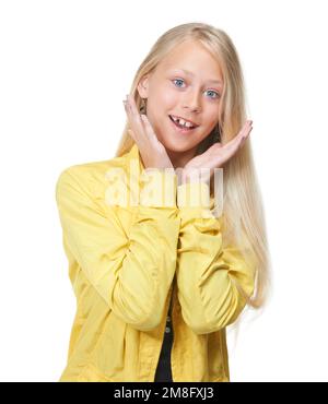 Jeune fille, visage et heureux surprise mains pour l'annonce, bonheur excité et portrait d'enfant dans le studio blanc de fond. Adolescent, wow et preteen Banque D'Images