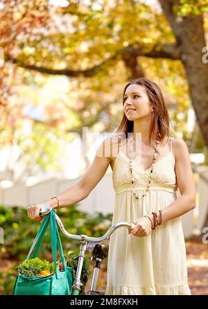 Beauté d'automne. Une jeune femme attirante dans le parc un jour d'automne. Banque D'Images