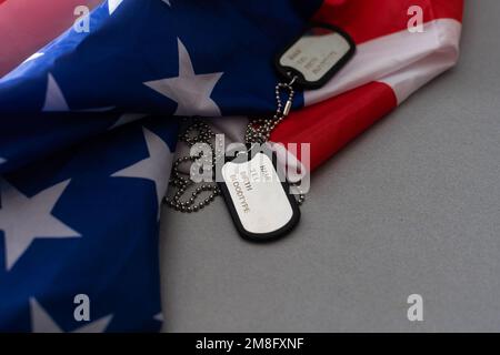 concept des forces militaires, du service militaire, du patriotisme et du nationalisme - gros plan du drapeau américain et des insignes des soldats. Banque D'Images