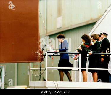 Connie Jeremiah, sponsor du navire, baptise le destroyer DE missile guidé JOHN PAUL JONES (DDG-53) lors d'une cérémonie au chantier naval de Bath Iron Works. Jodi et Krista Jeremiah, femmes d'honneur, et l'ADM David Jeremiah, vice-président des chefs d'ÉTAT-MAJOR interarmées, participent également à la cérémonie. Base: Bath État: Maine(ME) pays: Etats-Unis d'Amérique (USA) Banque D'Images