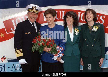 La famille Jeremiah pose pour une photo à la suite du baptême et du lancement du destroyer DE missile guidé JOHN PAUL JONES (DDG-53) au chantier naval de Bath Iron Works. Connie Jeremiah était le parrain du navire, tandis que ses filles Krista et Jodi ont agi comme ses servantes d'honneur. L'ADM David E. Jeremiah, vice-président des chefs d'ÉTAT-MAJOR interarmées, a pris la parole au cours de la cérémonie. Base: Bath État: Maine(ME) pays: Etats-Unis d'Amérique(USA) Banque D'Images