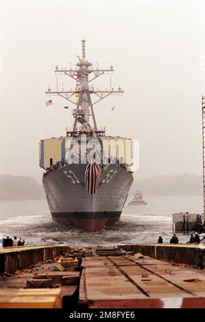 Le destroyer de missile guidé JOHN PAUL JONES (DDG-53) entre dans l'eau après avoir été lancé à partir des voies du chantier naval de Bath Iron Works. Le navire vient d'être baptisé, Connie Jeremiah agissant comme parrain du navire. Mme Jeremiah est l'épouse de l'ADM David E. Jeremiah, vice-président, chefs d'ÉTAT-MAJOR interarmées. Base: Bath État: Maine(ME) pays: Etats-Unis d'Amérique(USA) Banque D'Images