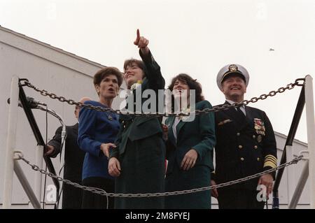 La famille Jeremiah apprécie leur visite au chantier naval de Bath Iron Works avant le baptême et le lancement du destroyer DE missile guidé JOHN PAUL JONES (DDG-53). Connie Jeremiah sera le parrain du navire, tandis que ses filles Krista et Jodi agiront comme ses servantes d'honneur. L'ADM David E. Jeremiah, vice-président, chefs d'ÉTAT-MAJOR interarmées, prendra la parole au cours de la cérémonie. Base: Bath État: Maine(ME) pays: Etats-Unis d'Amérique(USA) Banque D'Images