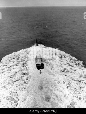 Une vue à l'arrière du sous-marin d'attaque nucléaire USS JEFFERSON CITY (SSN 759) en cours pendant les essais en mer au large des capes de Virginie. Pays: Océan Atlantique (AOC) Banque D'Images
