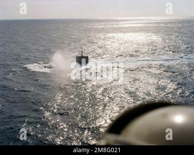 Une vue de la poutre portuaire du sous-marin d'attaque nucléaire USS PHOENIX (SSN-702) est en cours. Pays : inconnu Banque D'Images