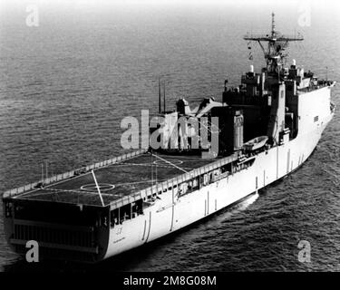 Vue à tribord du navire d'atterrissage USS RUSHMORE (LSD-47) en cours. Pays : Océan Pacifique (POC) Banque D'Images