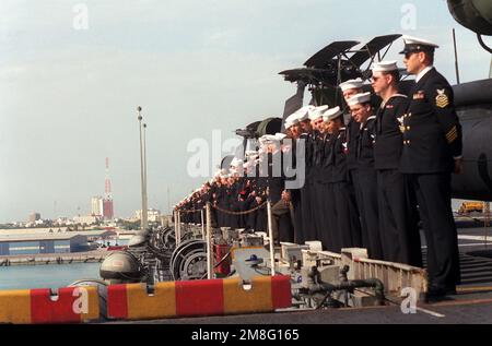 Les membres de l'équipage prennent les rails à bord du navire d'assaut amphibie USS SAIPAN (LHA-2) lorsque le navire entre dans le port. Le SAIPAN se trouve dans la région pour appuyer les opérations d'interdiction maritime. Pays: Bahreïn (BHR) Banque D'Images