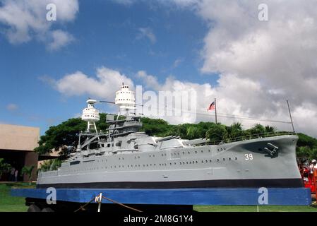 Un modèle à échelle de l'USS ARIZONA est exposé au USS ARIZONA Memorial Visitors Center, où les membres survivants de l'équipage de l'Arizona sont honorés lors des cérémonies du jour de la Rememberance. L'événement commémore le 50th anniversaire de l'attaque du 7 décembre 1941 sur Pearl Harbor. Base: Pearl Harbor État: Hawaii(HI) pays: Etats-Unis d'Amérique (USA) Banque D'Images
