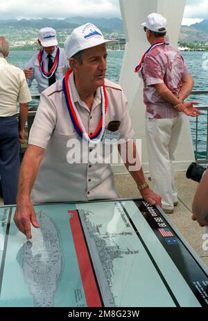 Henry Davison, membre de l'équipage de l'USS ARIZONA, décrit ce qui s'est passé le 7 décembre 1941, tout en pointant vers un schéma du cuirassé du USS ARIZONA Memorial. Davison était l'officier de pont de l'USS ARIZONA pour la montre de 0800-1200 sur le navire, le navire a été coulé pendant l'attaque par le Japon. Lui et d'autres survivants de l'USS ARIZONA font une visite privée du mémorial à la suite des cérémonies du jour du souvenir de 50th ans. Base: Naval Station, Pearl Harbor État: Hawaii(HI) pays: Etats-Unis d'Amérique (USA) Banque D'Images