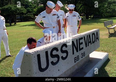 Les membres du Fleet Imaging Command Pacific voient la plaque commémorative USS NEVADA à Hospital point avant les cérémonies du jour du souvenir commémorant le 50th anniversaire de l'attaque du 7 décembre 1941 sur Pearl Harbor. Base: Pearl Harbor État: Hawaii(HI) pays: Etats-Unis d'Amérique (USA) Banque D'Images