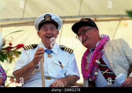 Le Capt Donald K. Ross, USN (ret.), qui était ingénieur à bord de l'USS NEVADA (BB-36) le jour de l'attaque sur Pearl Harbor, et LE CAPT Joseph K. Taussig Jr., USN (ret.), qui a reçu la Croix de la Marine pour héroïsme, se remémont lors des cérémonies du jour du survivant. L'événement rend hommage aux marins et aux Marines des bataillons qui ont été coulés ou endommagés lors de l'attentat du 7 décembre 1941. Base: Pearl Harbor État: Hawaii(HI) pays: Etats-Unis d'Amérique (USA) Banque D'Images