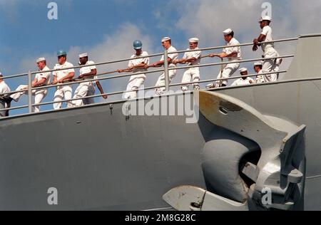 L'équipage du pont de l'USS MISSOURI (BB-63) s'occupe des lignes d'amarrage lorsque le navire arrive au port le jour du survivant, lorsque les marins et les Marines des navires de guerre qui ont été coulés ou endommagés lors de l'attaque du 7 décembre 1941 sur Pearl Harbor sont honorés. Le cuirassé, le dernier en son genre en commission, est déployé pour aider à commémorer le 50th anniversaire de l'attentat à la bombe. Base: Naval Station, Pearl Harbor État: Hawaii(HI) pays: Etats-Unis d'Amérique (USA) Banque D'Images