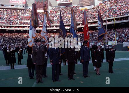 La bande de l'Académie navale joue derrière la garde d'honneur de la Marine et du corps de la Marine lors des cérémonies d'ouverture du match de football de l'Armée de terre et de la Marine. Base: Philadelphie État: Pennsylvania(PA) pays: Etats-Unis d'Amérique (USA) Banque D'Images