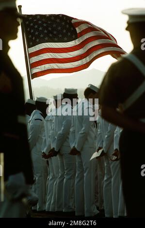 Les marins à bord de l'USS Blue Ridge (LCC 19) effectuent un lavage à l ...