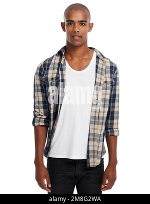 Portrait, chauve et mode avec un homme noir en studio isolé sur un fond blanc pour modéliser des vêtements contemporains. Image de profil, arrière-plan du studio Banque D'Images