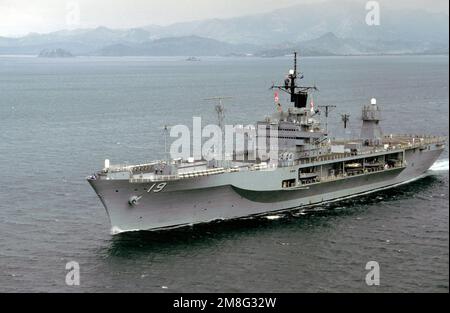 Une vue de l'avant-port du navire de commandement amphibie USS BLUE RIDGE (LCC-19) est en cours après le départ de la station navale de Subic Bay après un entraînement de recyclage. Pays : République des Philippines (PHL) Banque D'Images