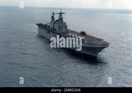 Une vue en arc à tribord du navire d'assaut amphibie USS SAIPAN (LHA-2) pendant les opérations d'interdiction maritime. Pays : inconnu Banque D'Images