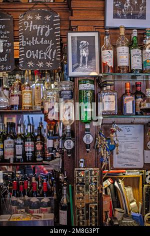 Divers spiritueux ou liqueurs sur un mur au pub de la maison française à Soho, Soho, Londres, Angleterre Banque D'Images