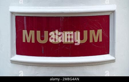 Musée écrit en lettres d'or sur fond rouge foncé. Vue sur le mur d'un musée à Hardenberg, aux pays-Bas Banque D'Images