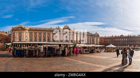 Un marché, place du Capitole sur la place du même nom, un jour d'hiver à Toulouse, Occitanie, France Banque D'Images