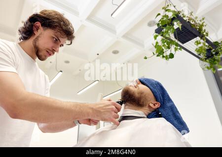 Coiffeur barbu au salon de coiffure. Banque D'Images