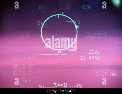 Une vue de l'un des écrans d'affichage tête haute (HUD) depuis l'intérieur du poste de pilotage d'un avion Fighter Squadron 136 (VFA-136) F/A-18C Hornet. Pays : inconnu Banque D'Images