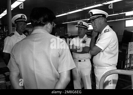 Le SMA Frank B. Kelso II, chef des opérations navales, s’entretient avec un marin lors d’une visite du Centre de courrier de la flotte. Avec Kelso sont CAPT. David Krieger, commandant, base navale, Subic Bay, à gauche, Et le sous-ministre Thomas A. Mercer, commandant, États-Unis Installation, baie Subic. Base: Station navale, Cubi point État: Luzon pays: Philippines (PHL) Banque D'Images