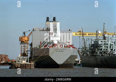 Le cargo USNS ALGOL (T-AKR-287) et la Force de réserve prête pour le commandement militaire du transport maritime USNS CALIFORNIA (T-AK-567) amarrent au chantier naval de la Alabama Maritime Corporation. Base: Mobile État: Alabama(AL) pays: Etats-Unis d'Amérique (USA) Banque D'Images