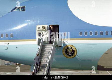 Le président George Bush déchaîne de la porte du nouveau modèle de la Force aérienne un, un avion VC-25A exploité par l'escadre du transport aérien militaire de 89th, au départ de la station navale. L'avion est basé sur une cellule Boeing 747-200B. Base: Naval Air Station, North Island État: Californie(CA) pays: Etats-Unis d'Amérique (USA) Banque D'Images