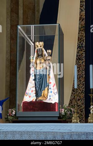 Une vue de la statue de la Madonna noire d'Oropa avec un manteau patchwork exposé dans la nouvelle église d'Oropa, près de Biella Italie Banque D'Images